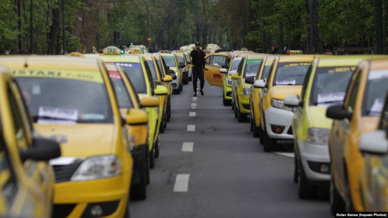 У Керчі таксисти влаштували страйк
