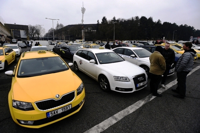 Протест таксистов против Uber остановил движение в центре Праги