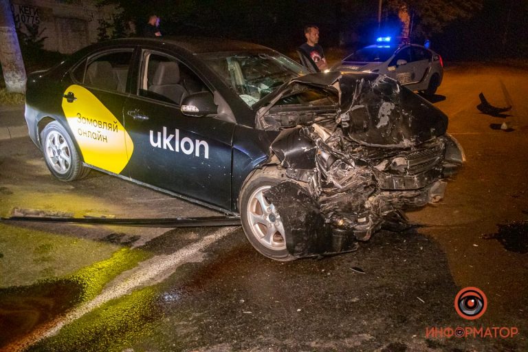 В Днепре столкнулись Opel и автомобиль службы Uklon: пострадал мужчина