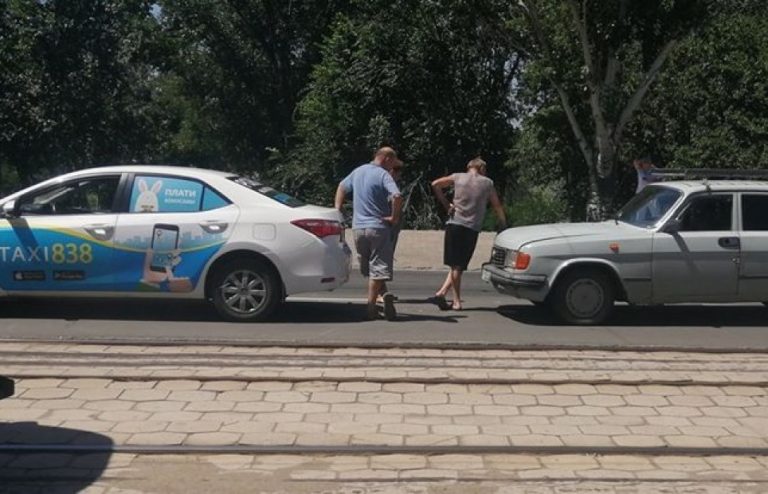 В Мариуполе такси и легковушка устроили ДТП