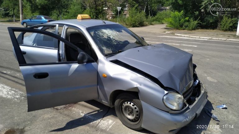 В Мариуполе такси попало в ДТП, пассажирка попала в больницу