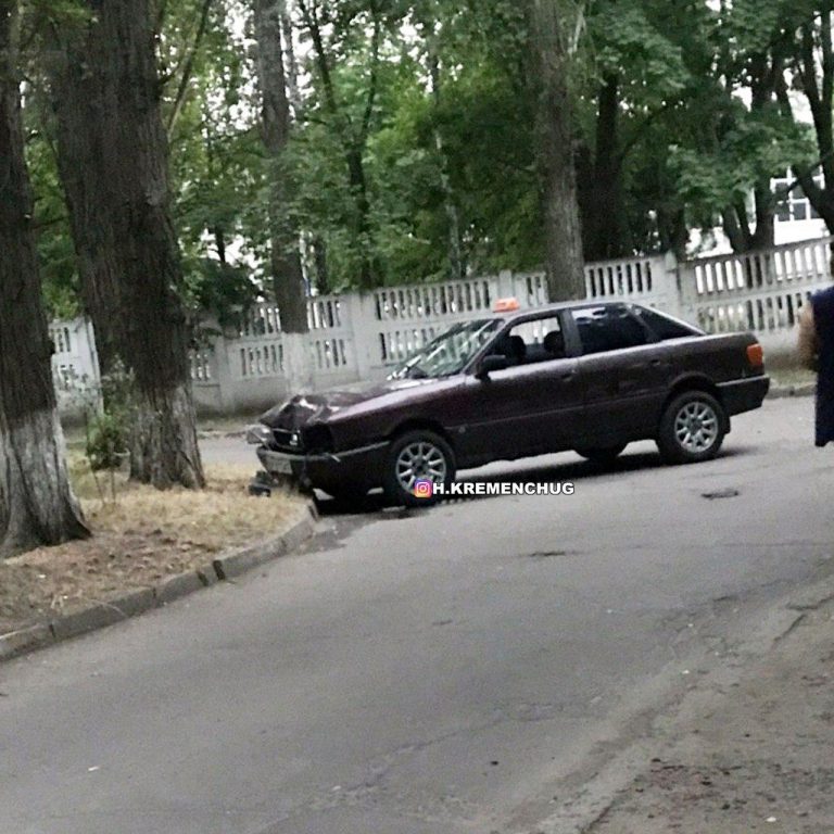 В Кременчуге пьяный таксист врезался в дерево