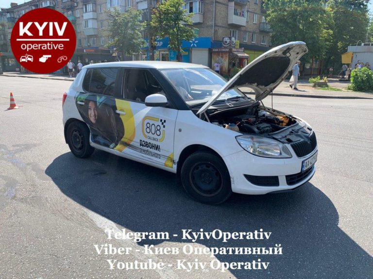 В Киеве автомобиль такси попал в ДТП (Видео)