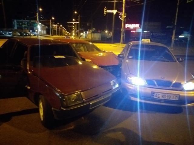 В Днепре произошло тройное ДТП, пострадал автомобиль такси (Видео)