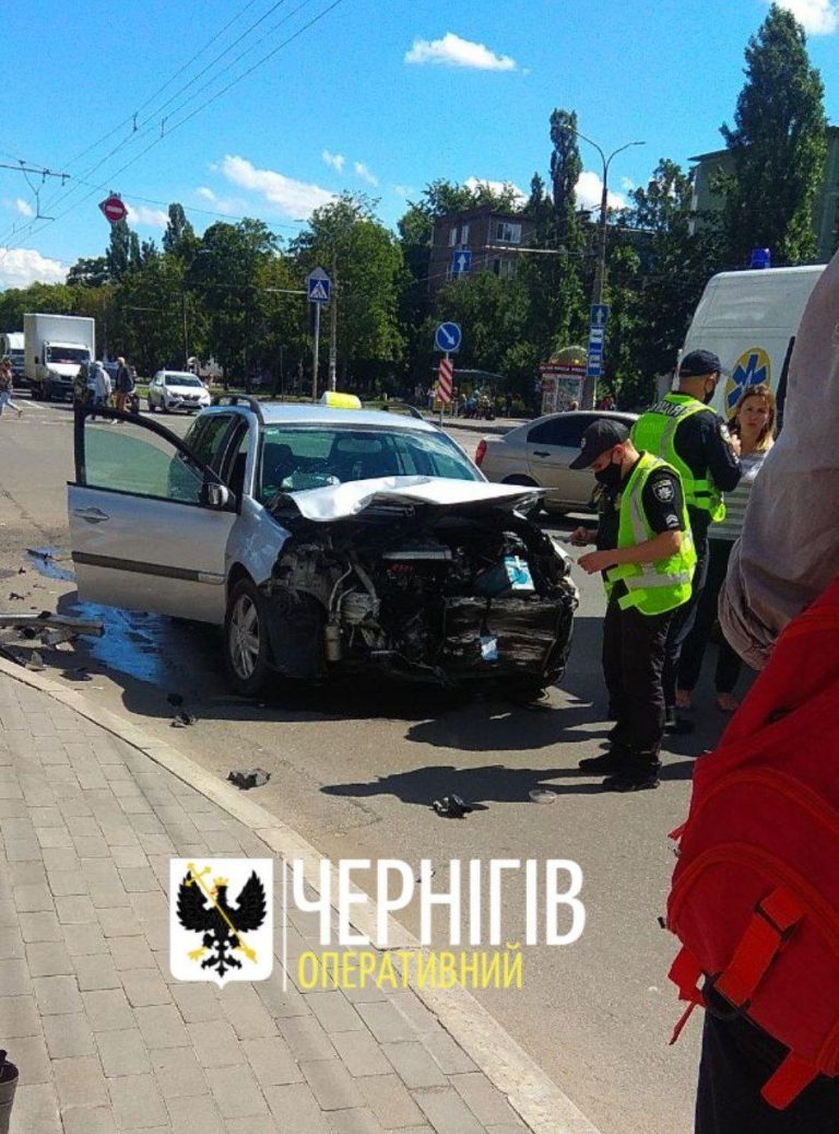В Чернігові ДТП, Megan таксі і Chrysler ( Відео )