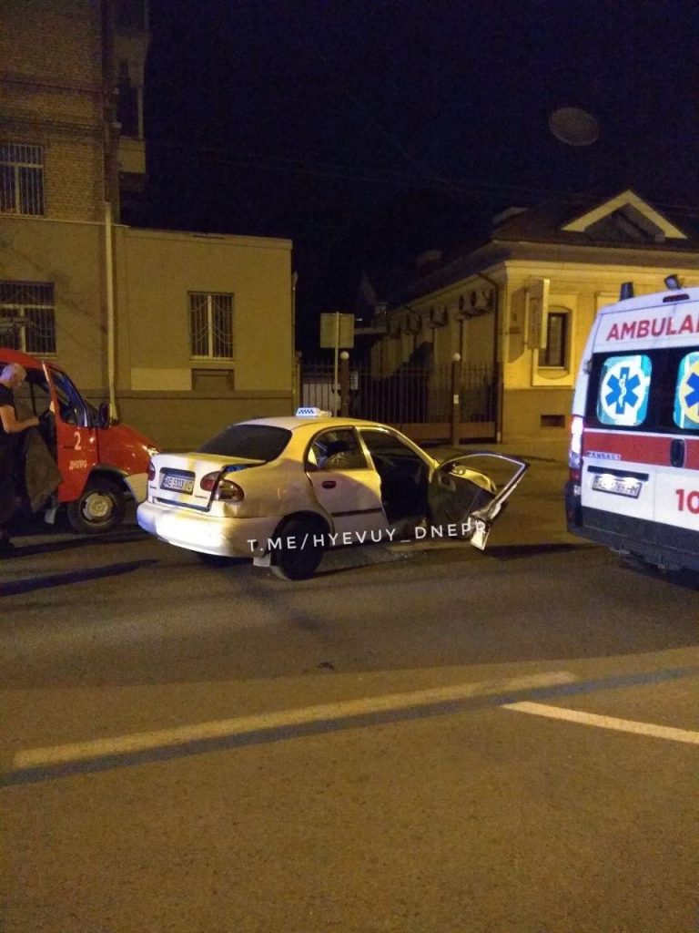 В Днепре такси попало в ДТП, пострадавшего вырезали спасатели (Видео)