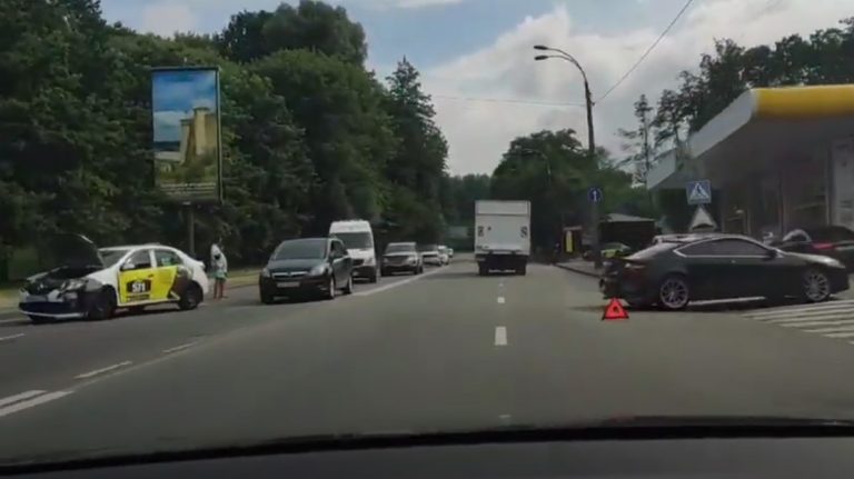 Автомобиль такси попал в ДТП, Киев. (Видео)