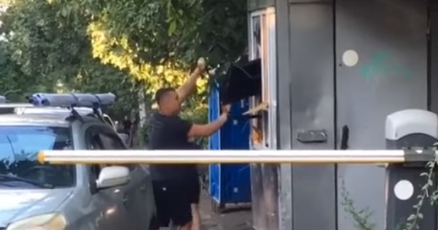 В Одессе таксист устроил погром на парковке (Видео)