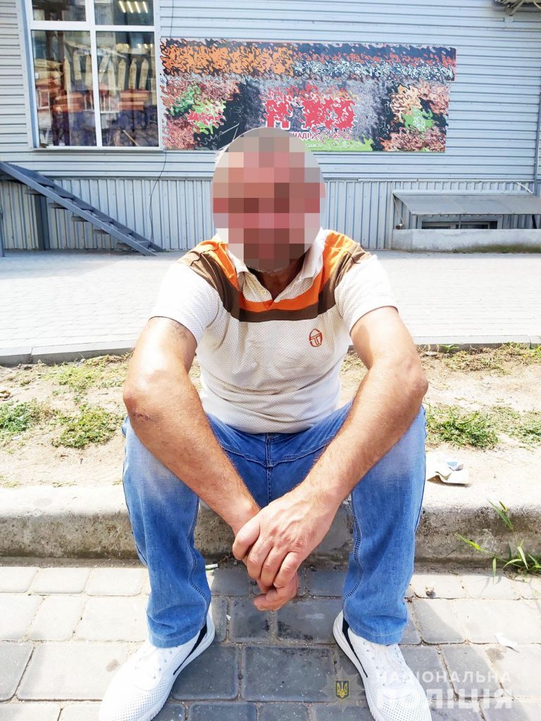 У Миколаєві чоловік відмовився платити в таксі і погрожував водієві ножем