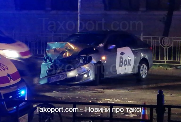 Водитель Bolt попал в ДТП, есть пострадавшие.