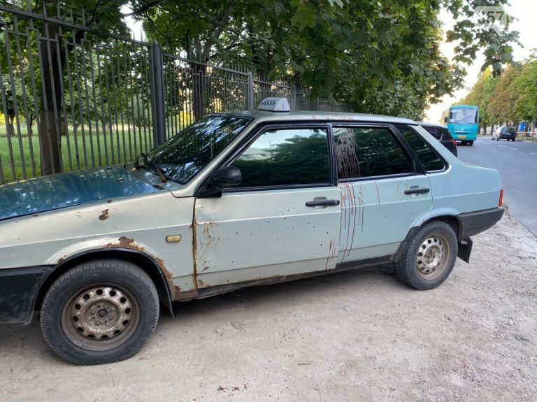 В Харьковскую больницу пришел окровавленный таксист, – ФОТО 18+