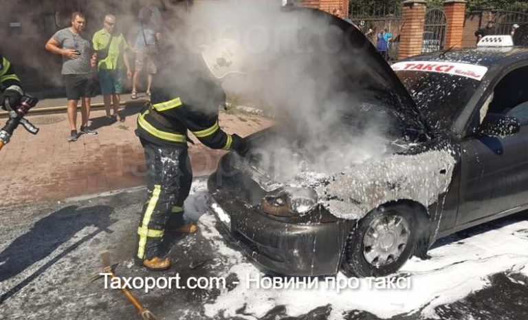 У Рівному згорів автомобіль таксі