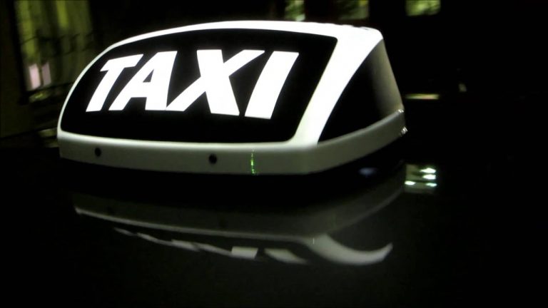 Таксист виштовхав дівчину з автівки, і вона вдарилася головою.