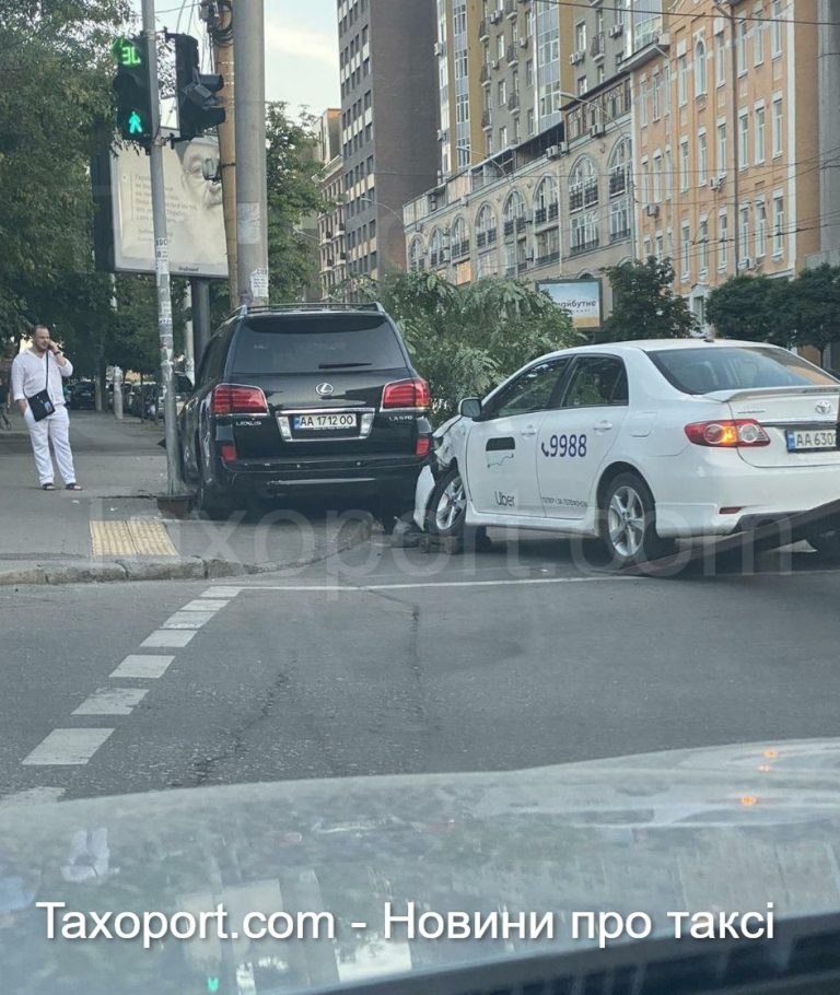 В Киеве Uber ударил Land Cruiser (Видео)