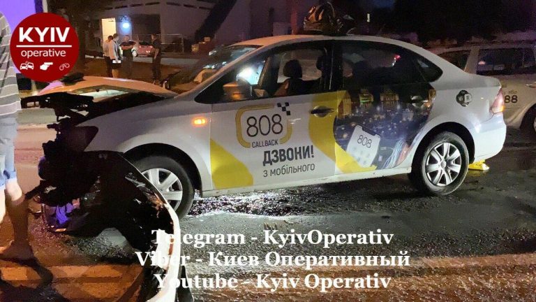 Таксі 808 потрапило у ДТП, Київ