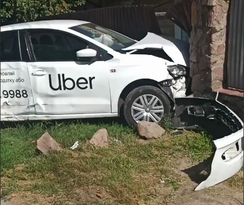 В Киеве ДТП с Uber, заехал в стену (Видео)