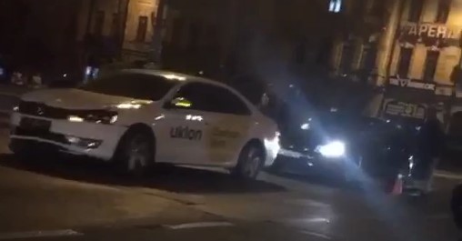 Uklon и мотоциклист не поделили дорогу, ДТП в Киеве (Видео)