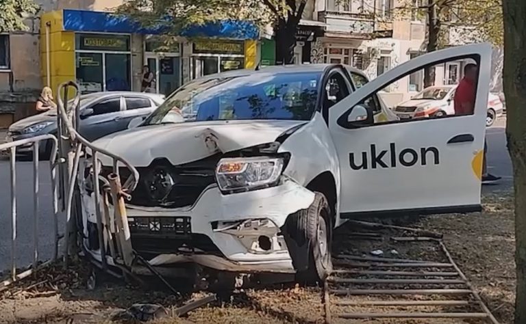 В Днепре Uklon снес забор (Видео)