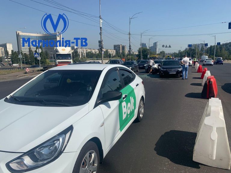 Bolt попал в тройное ДТП на мосту Патона.