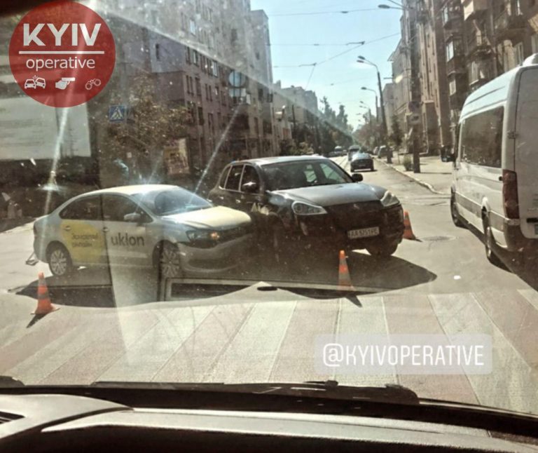 Водитель Uklon протаранил Porsche