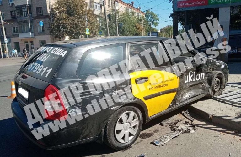 В Днепре Uklon устроил ДТП с маршруткой.