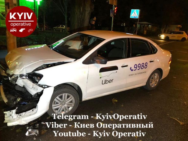 Водій Uber порушив ПДР і потрапив у аварію.