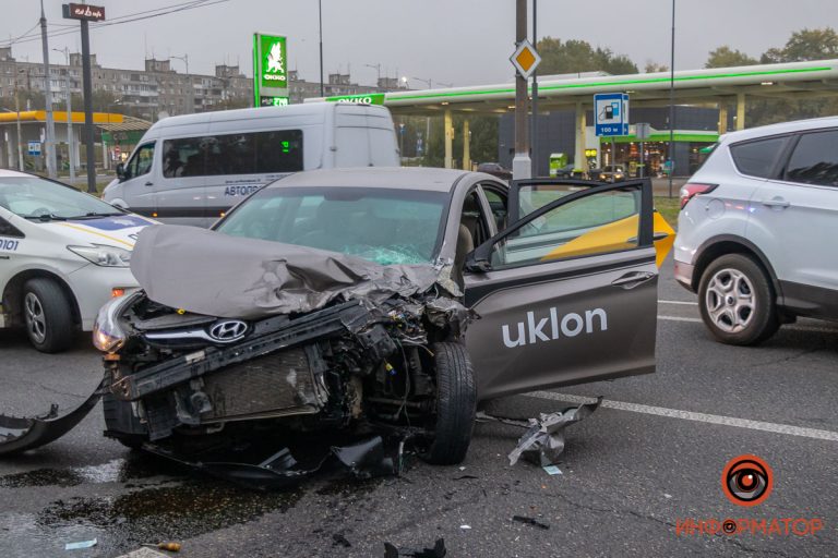 В Днепре водитель Uklon уснул и врезался в микроавтобус, пострадало 6 человек.