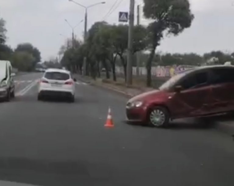 В Харькове автомобиль такси попал в аварию.