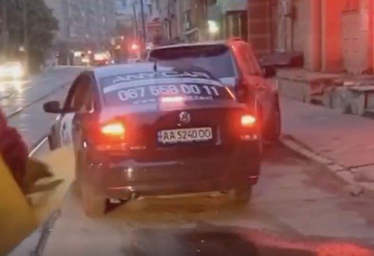 В Киеве водитель Bolt будучи под чем-то, врезался в припаркованное авто (Видео)