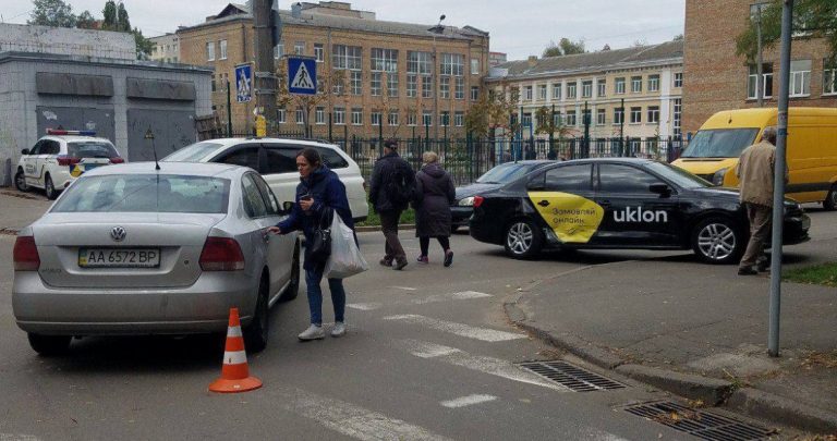 В Киеве водитель Uklon нарушил ПДД и попал в аварию, пострадала пассажирка (Видео)