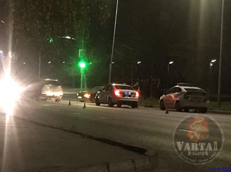 У Львові водій “таксі 838” потрапив у аварію (Відео)
