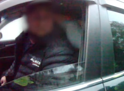 В Николаеве таксист нарушил ПДД и наехал на ногу патрульному (Видео)