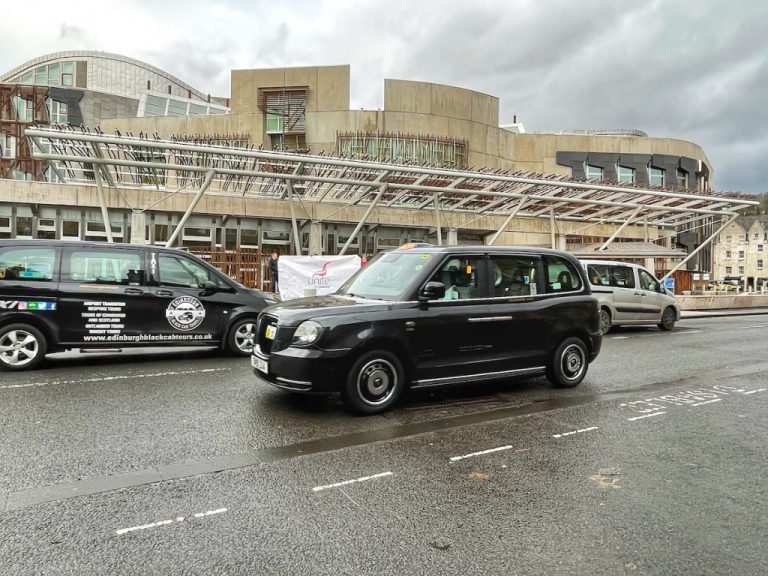 Шотландские водители такси протестуют против отсутствия государственной поддержки