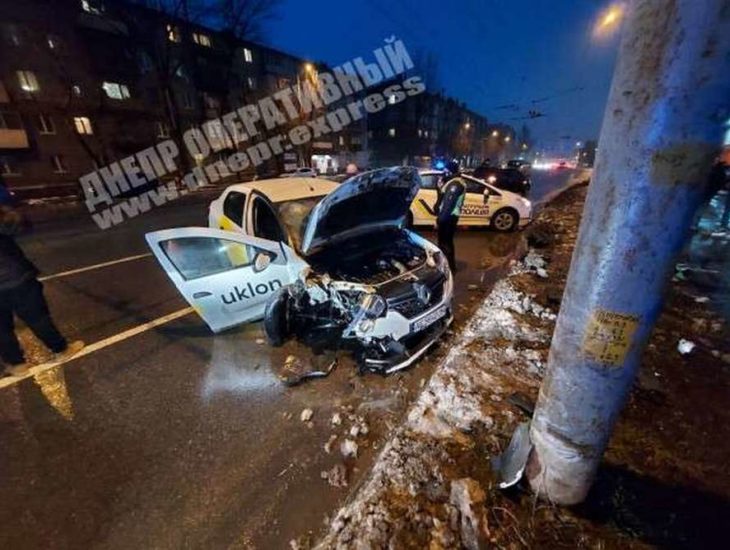У Дніпрі на Богдана Хмельницького п’яний водій Uklon врізався в стовп: пасажира госпіталізували