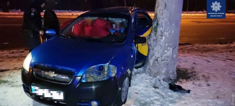 В Одесі водій Uklon врізався в дерево, пасажирку забрала “швидка”