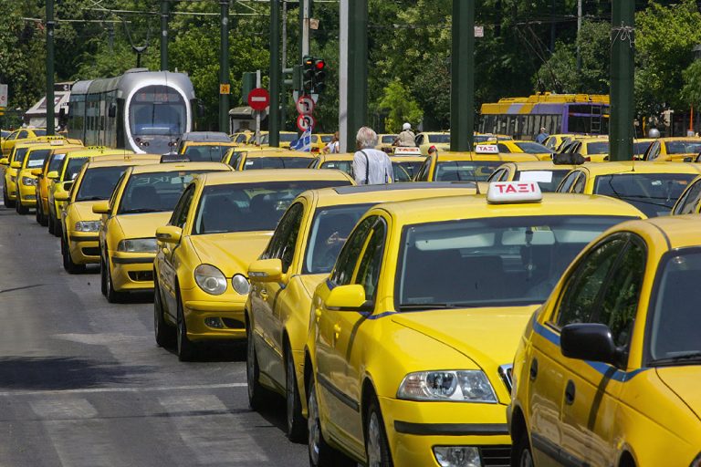 Водители такси в Афинах и Салониках сегодня объявили забастовку