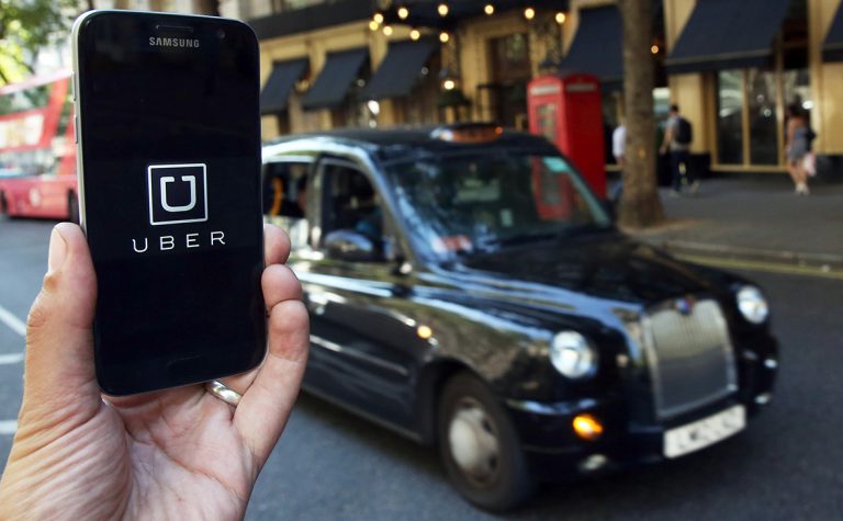 Верховний суд Британії визнав водіїв Uber найманими працівниками.