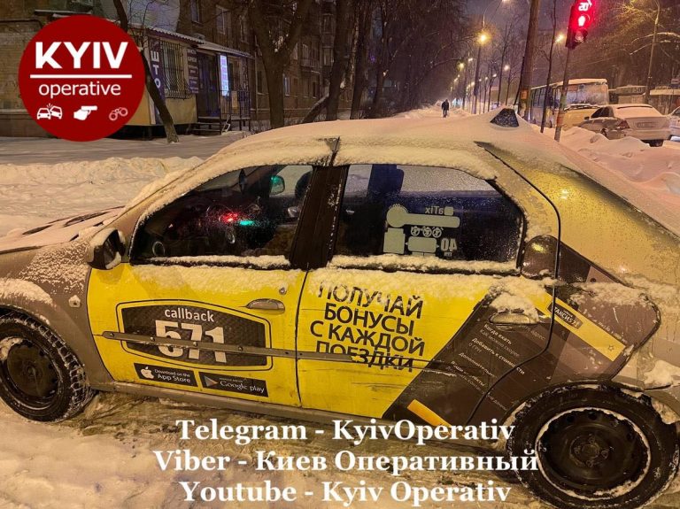 У Києві водій “571” на побитій автівці без прав, влаштував ДТП
