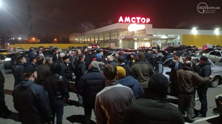 Потрібно підвищити тариф! У Маріуполі вночі мітингують таксисти