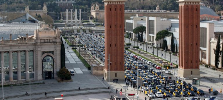 Профсоюзы водителей такси протестуют против возвращения Uber в Барселону