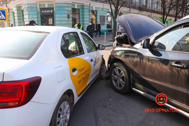В Днепре на Грушевского столкнулись Hyundai и Renault службы Uklon: пострадала беременная