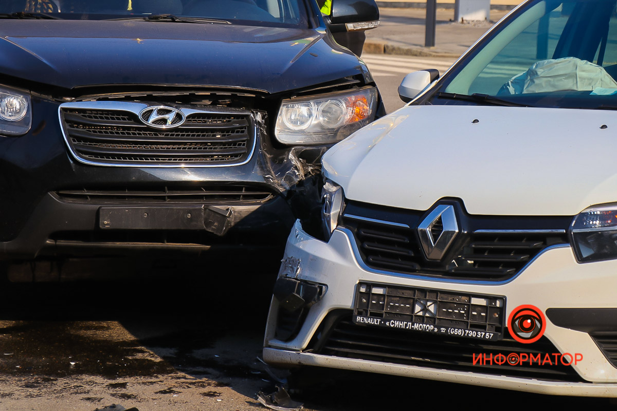 Renault ехал по Грушевского со стороны проспекта Яворницкого