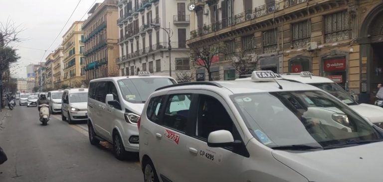 ﻿В Неаполе продолжаются протесты таксистов