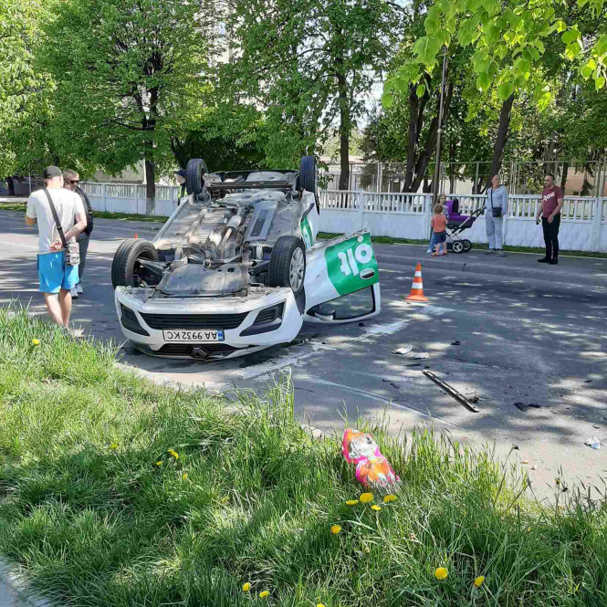 Аварія за участю Bolt у Вінниці: Постраждало двоє людей