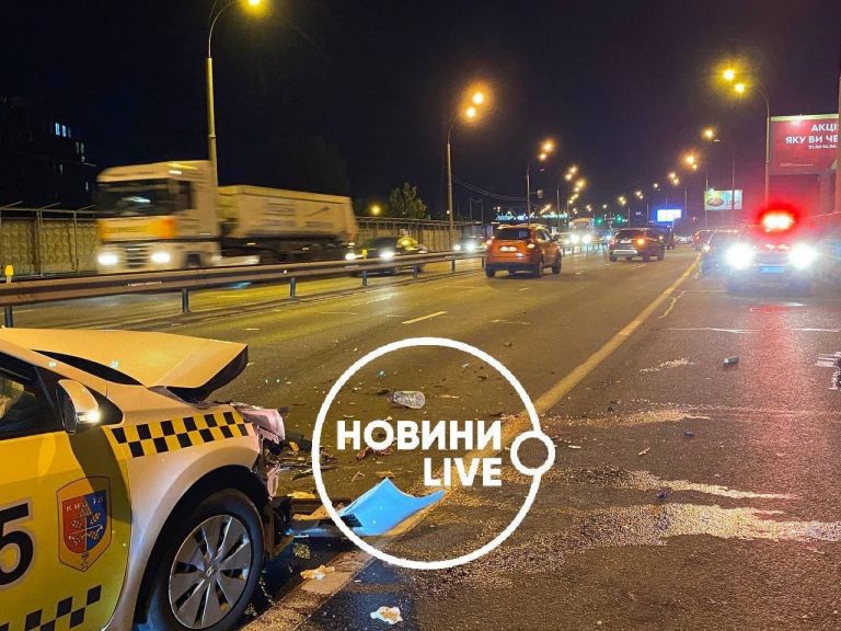 У Києві таксист на швидкості збив чоловіка та затиснув його між двох авто