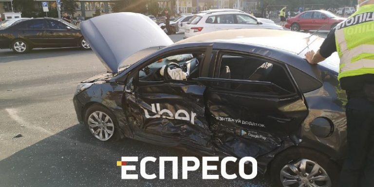 На столичній площі Лесі Українки одночасно зіткнулися 4 авто