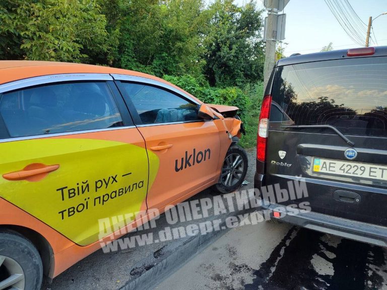 В Днепре водитель Uklon спровоцировал ДТП, пассажирка в больнице
