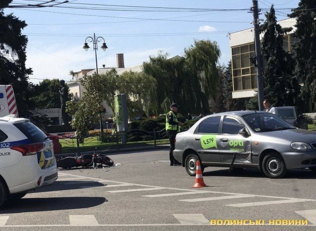 У ДТП В ЦЕНТРІ ЛУЦЬКА ПОСТРАЖДАВ 17-РІЧНИЙ ХЛОПЕЦЬ. ВІДЕО МОМЕНТУ ЗІТКНЕННЯ