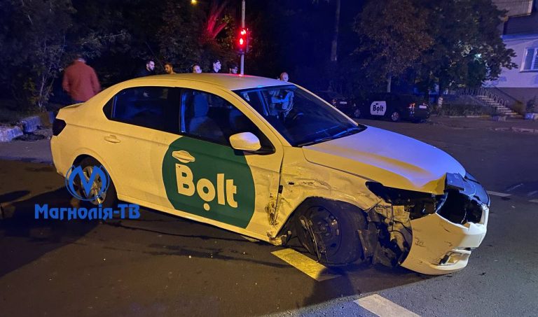 ДТП за участю двох машин: Ford та Peugeot (Bolt). Є постраждалі.