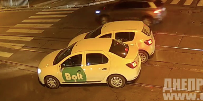 В Дніпрі два водія Bolt не поділили дорогу (Відео)